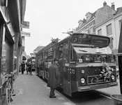 857015 Afbeelding van een versierde autobus van het G.E.V.U. in de Voorstraat te Utrecht, ter gelegenheid van de ...